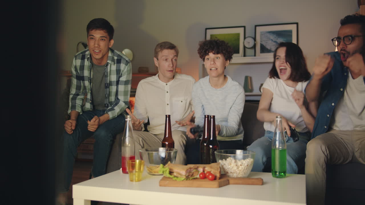 친구 들 이 비디오 게임 을 하고 있다