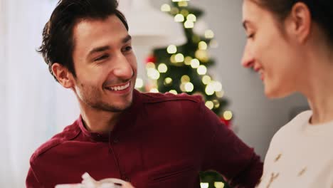 vista de la mano de un hombre dando regalos de navidad