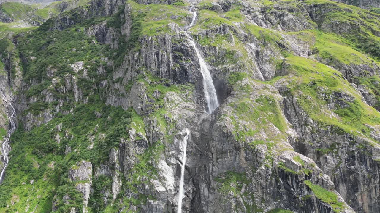 Cascata delle Alpi svizzere su una grande montagna rocciosa e ad alta quota, Obvaldo, ripresa aerea con drone.