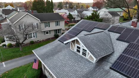 Hogar-Americano-Con-Bandera-De-Estados-Unidos-Y-Tema-De-Energía-Renovable-Verde