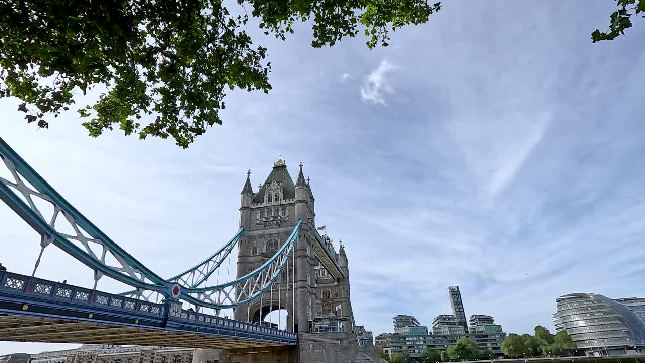 타워 브릿지 와 인근 건물 들 의 모습