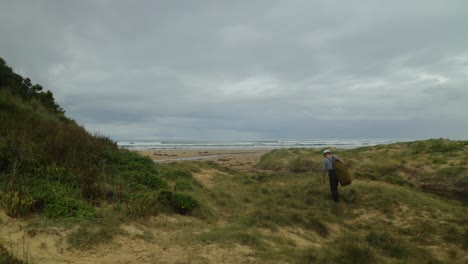 Plano-General-De-Un-Marinero-Náufrago-Del-Siglo-XX-Caminando-Por-Una-Playa-Solitaria-En-El-Sur-De-Australia