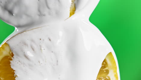 líquido blanco que se vierte sobre las rebanadas de limón