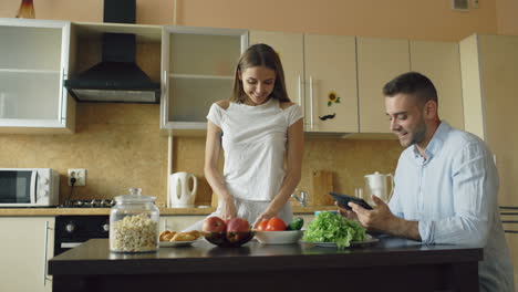 pareja preparando una comida en la cocina