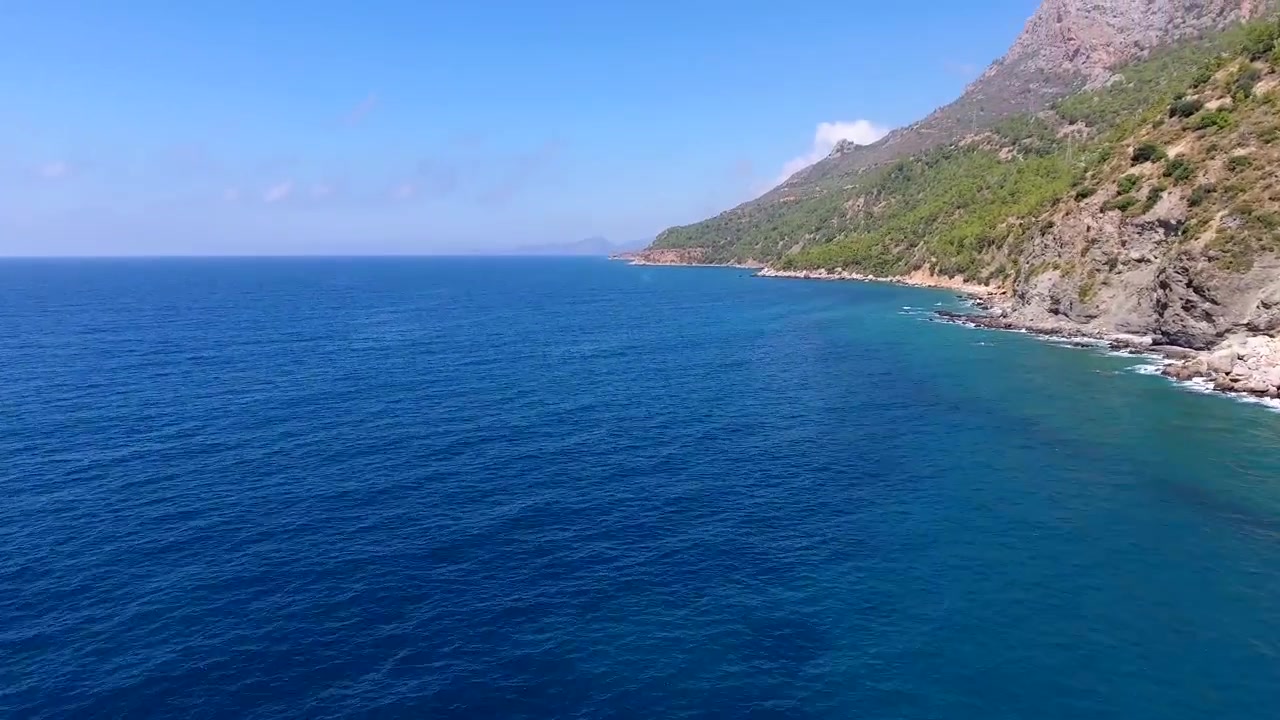 Veduta aerea del Mar Mediterraneo turchese lungo un litorale roccioso