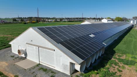 Vista-Aérea-De-Los-Techos-De-Las-Granjas-Avícolas-Con-Paneles-Solares-En-EE.UU.