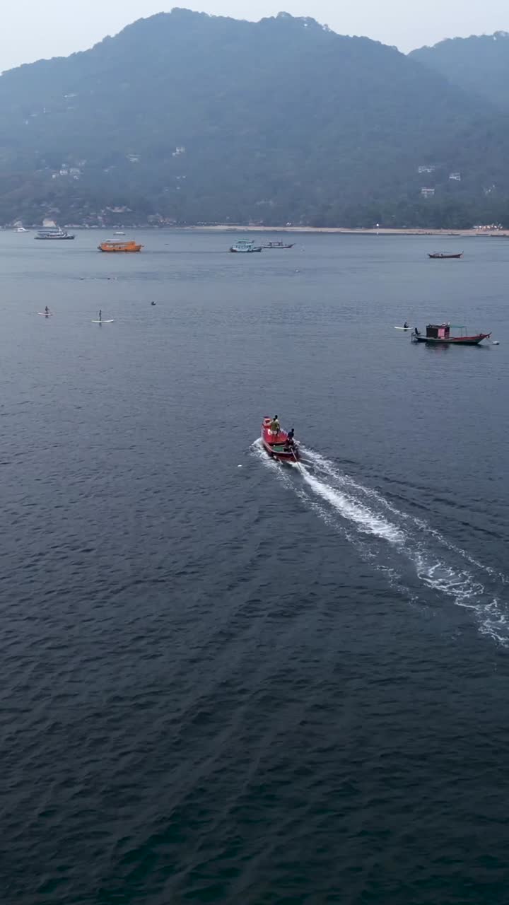 바다에 있는 배