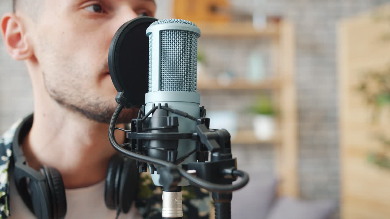 hombre grabando audio en un estudio casero