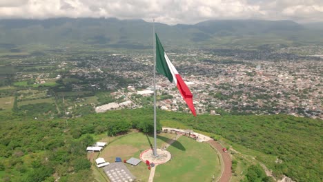 Mexikanische-Flagge-über-Der-Stadt-Iguala-Im-Bundesstaat-Guerrero