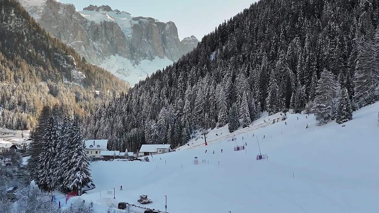 Sciatori che praticano sport invernali sulle Alpi italiane, circondati dalle montagne