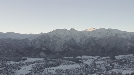 Gubalówka-mountain-and-trellis-in-foreground,-Poland