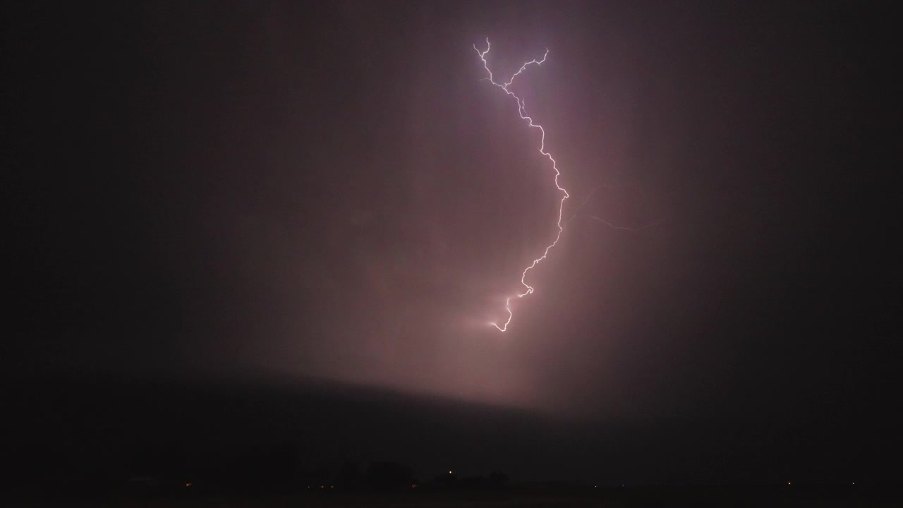 Fulmini lontani nel cielo notturno