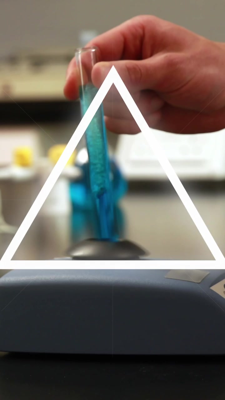 Animaatio datankäsittelystä valkoihoisen tiedemiehen yllä laboratoriossa.