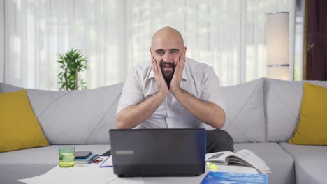 El-Hombre-Trabajador-De-Oficina-En-Casa-Mira-La-Cámara-Con-Cara-Feliz-Y-Sonriente.