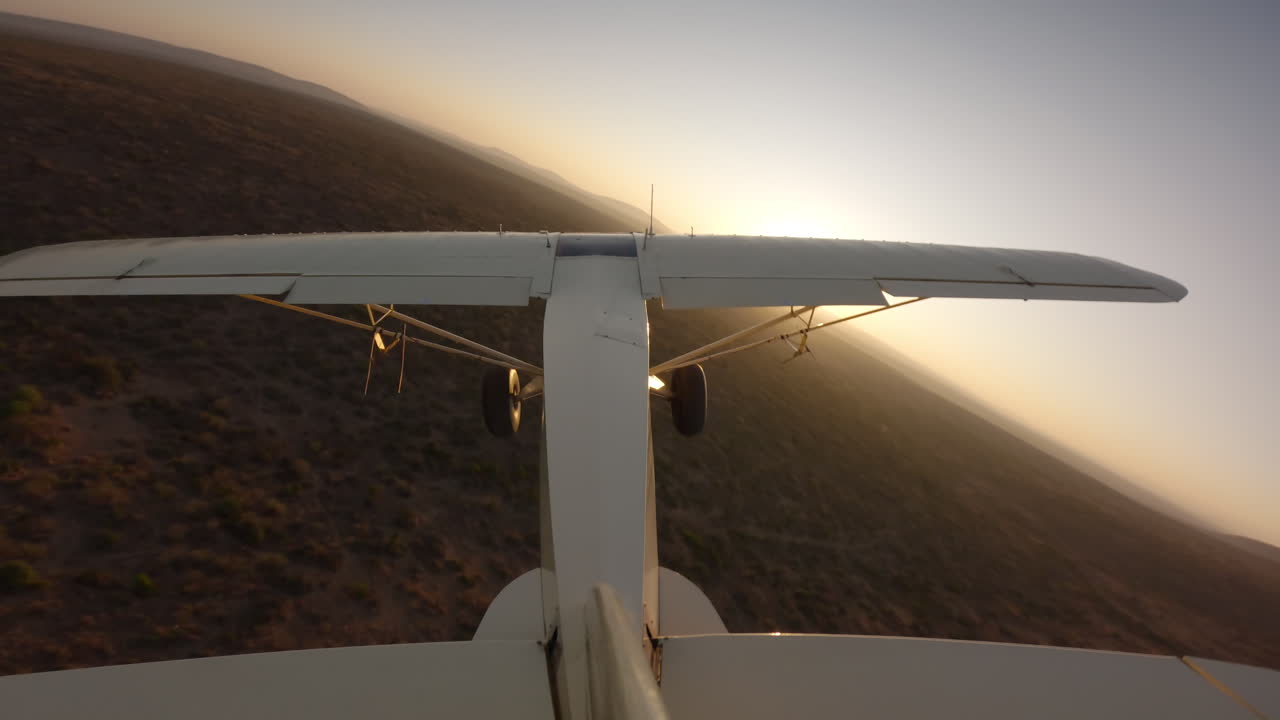 Aereo leggero sulle colline della savana in Kenya all'alba