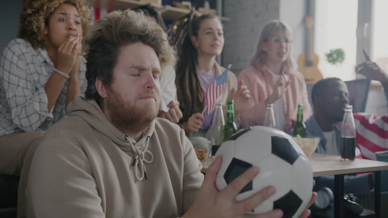 друзья смотрят футбольный матч