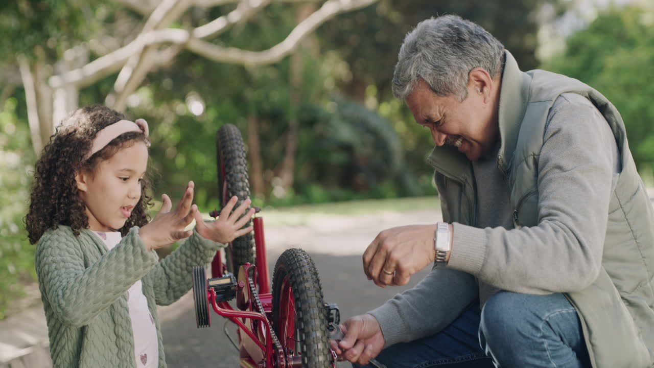 el abuelo sonriente y la hija linda celebrando