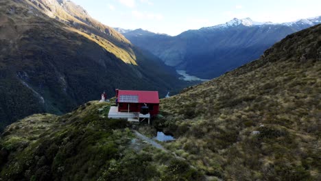 la famosa cabaña de liverpool en una ubicación remota en las montañas de nueva zelanda, una órbita aérea impresionante
