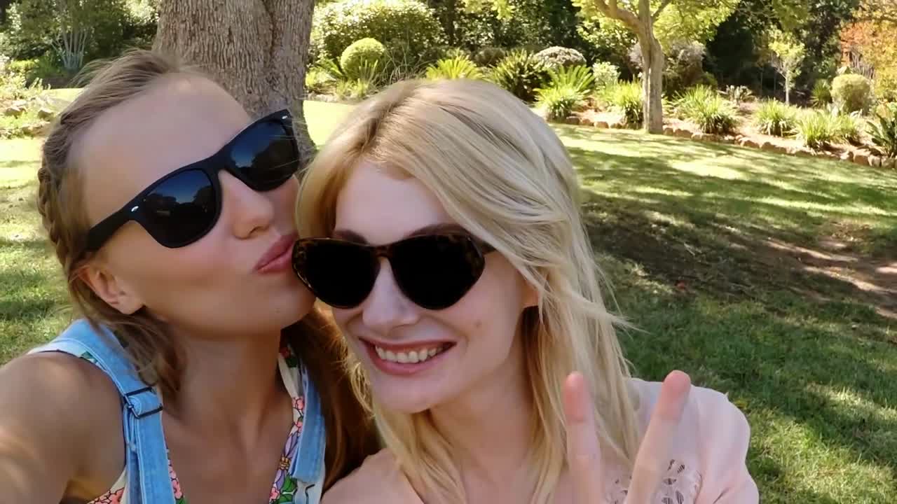 ⁇ 스터 친구들이 밖에서 즐거움을 즐기고 있습니다.