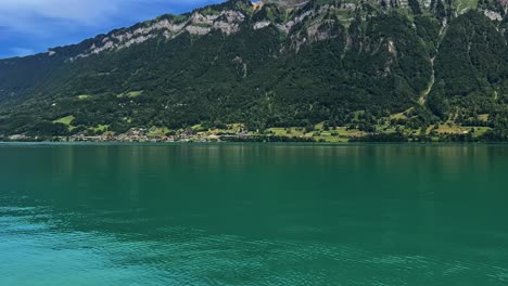 panorama del lago brienz y el paisaje montañoso en iseltwald, suiza