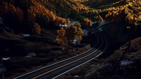 Vista-Panorámica-Aérea-Del-Paisaje-De-Una-Carretera-Escénica-En-Las-Montañas-Canadienses