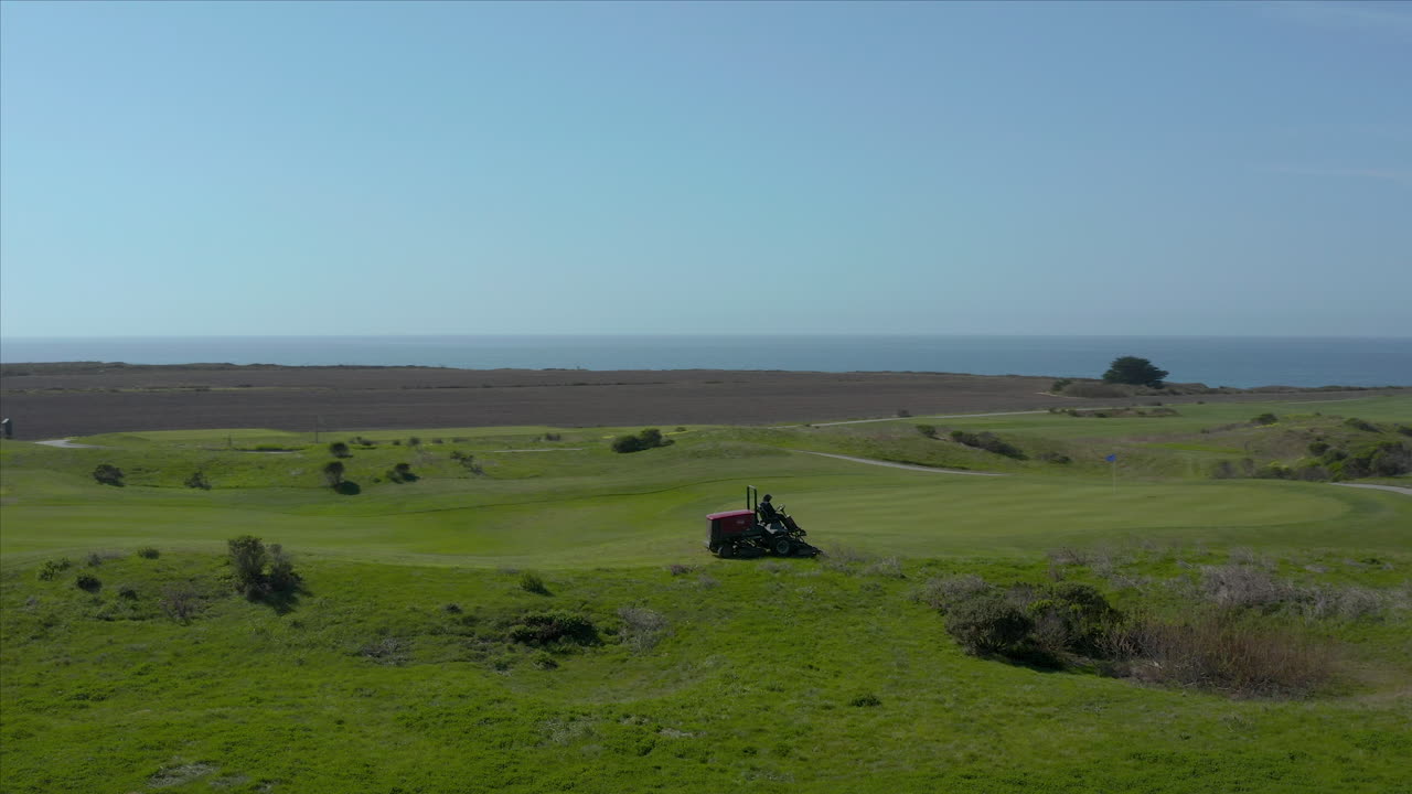 미국 캘리포니아 하프 문 베이에 있는 골드 코스에서 잔디를 깎는 잔디 깎는 기계의 공중 드론 샷