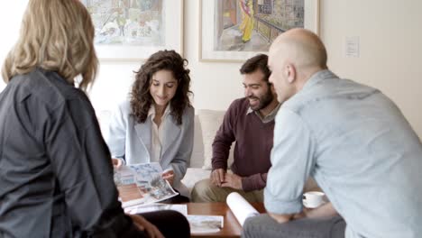 diseñador de interiores hablando con clientes en casa