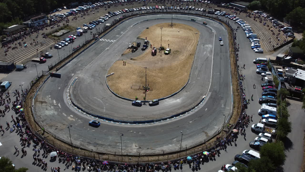 гонка под красным флагом с двумя разбитыми машинами