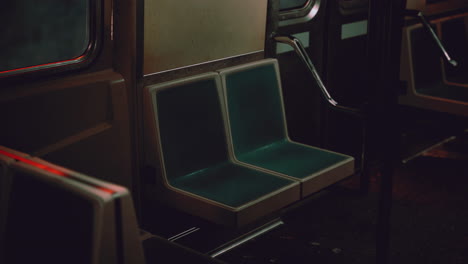 asientos vacíos en el metro