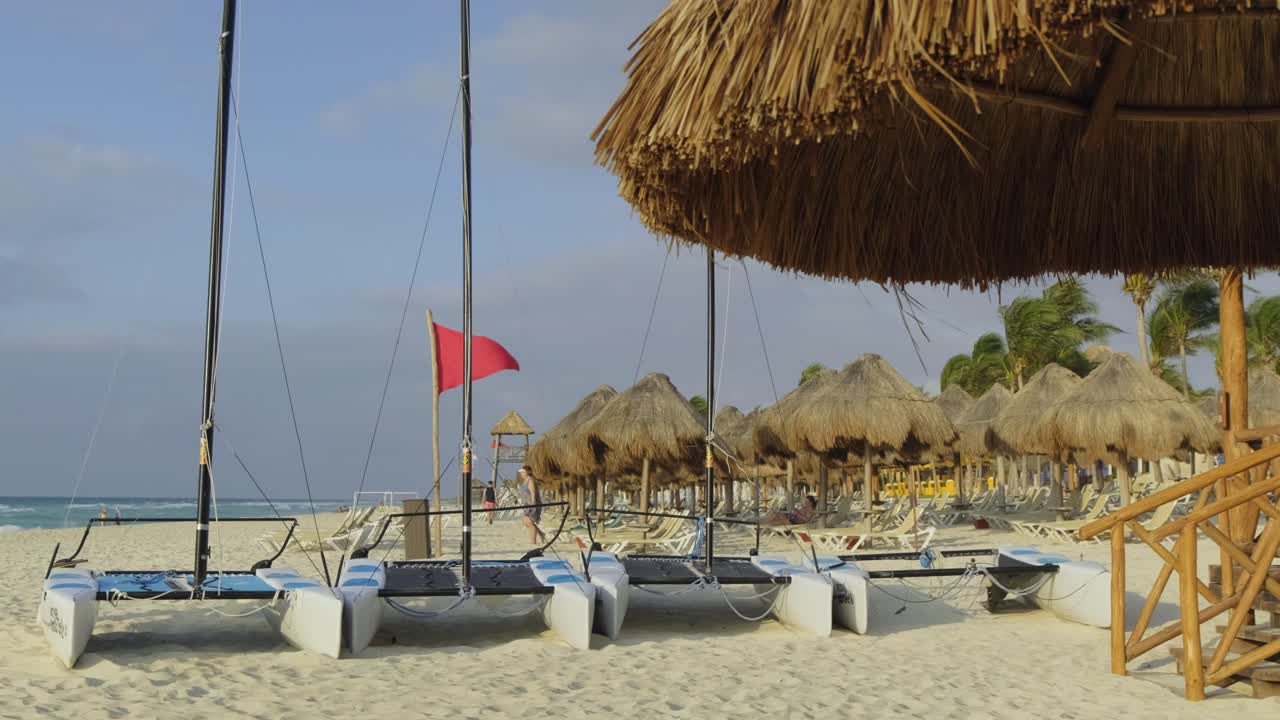 playa de méxico - la bandera roja de advertencia desaconseja nadar en la zona durante el tiempo tormentoso