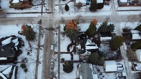3-5 crepúsculo vista aérea de aves sobre lujosas casas residenciales de invierno nevadas en carreteras árboles desnudos casi nadie afuera acepta autos estacionados entrega bicicletas durante el bloqueo de restricción silenciosa covid19