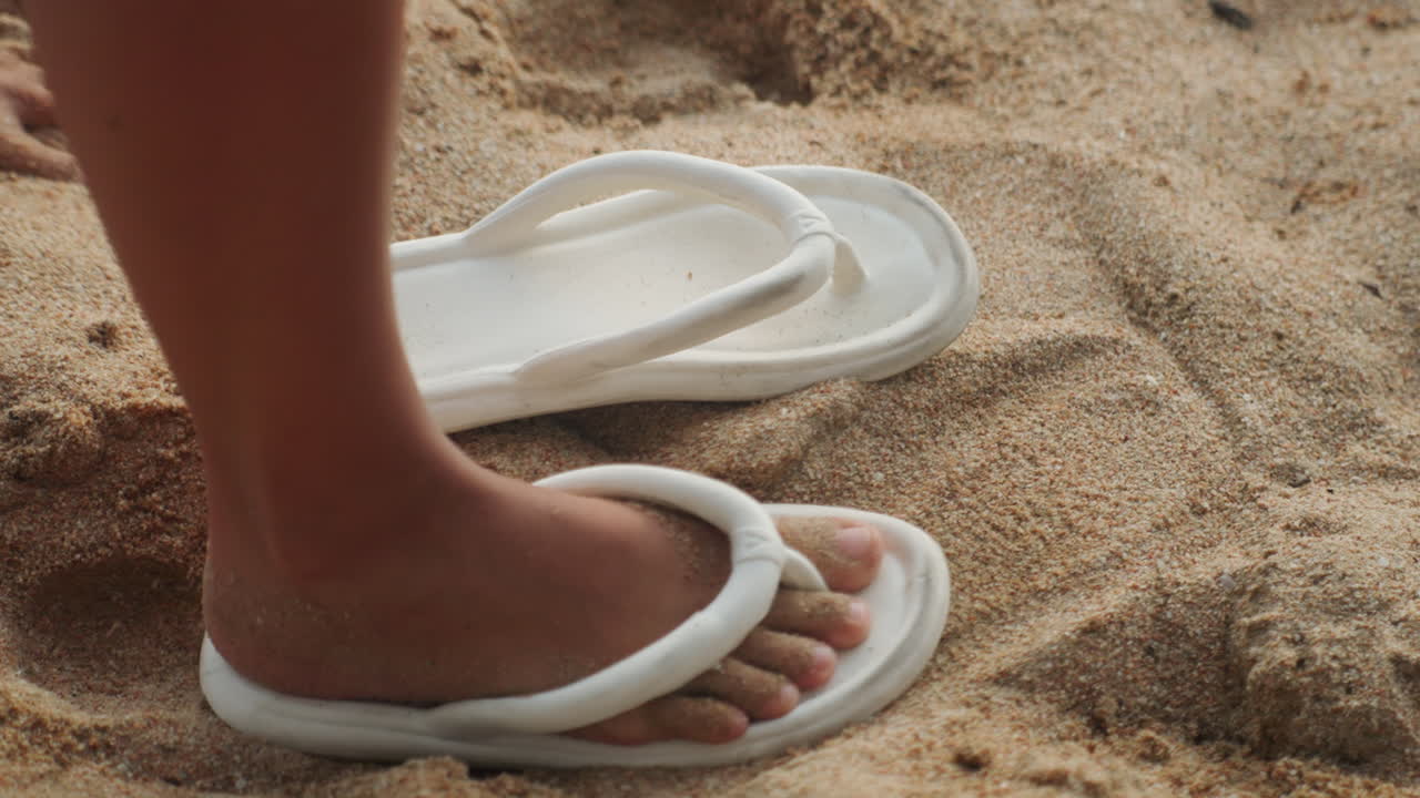 Passi silenziosi sulla sabbia morbida e calda. Passeggiata senza fretta in un ambiente costiero e sabbioso tranquillo. Unico passo lungo le sabbie testurizzate della spiaggia sotto una luce solare delicata in un'atmosfera marina calma