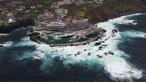 dando vueltas a la piscina natural de madeira durante los fuertes vientos