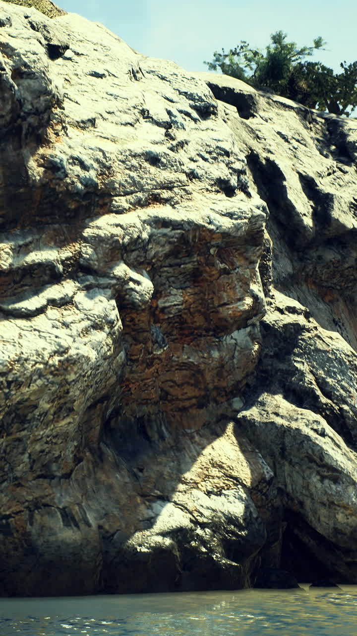 Coste frastagliate con pozze rocciose e ampie viste sull'orizzonte