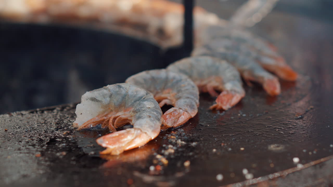 뜨거운 접시에 긴 새우