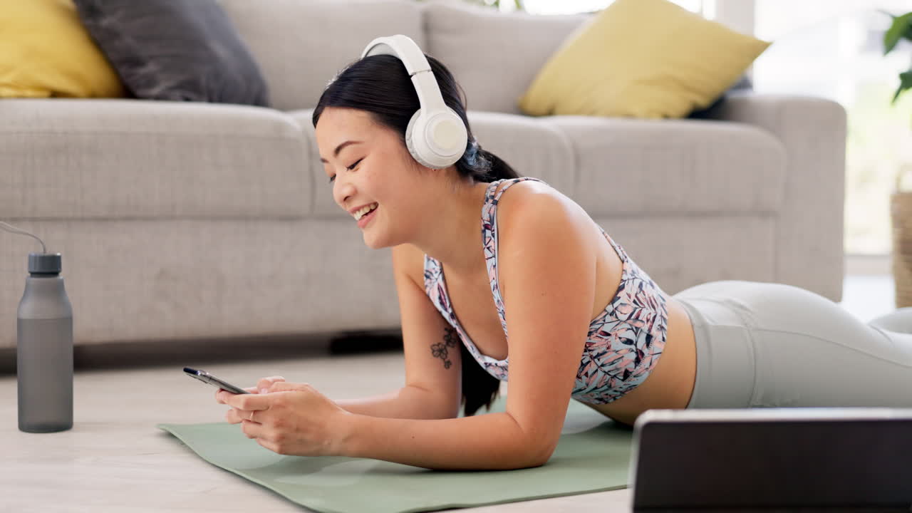 아시아 여성, 웃음과 전화 비디오 시청