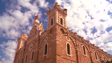 Un-Lapso-De-Tiempo-Mientras-Las-Nubes-Se-Desplazan-Sobre-Una-Iglesia-Católica