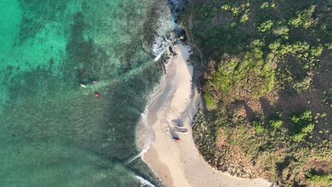 60-Fps-En-Cámara-Lenta-Girando-La-Toma-De-Las-Islas-Mokulua-En-Lanikai-Hawaii-Al-Amanecer-Con-Mucho-Sol-Y-Surfistas-En-Las-Aves-De-La-Playa-Oahu-Kailua