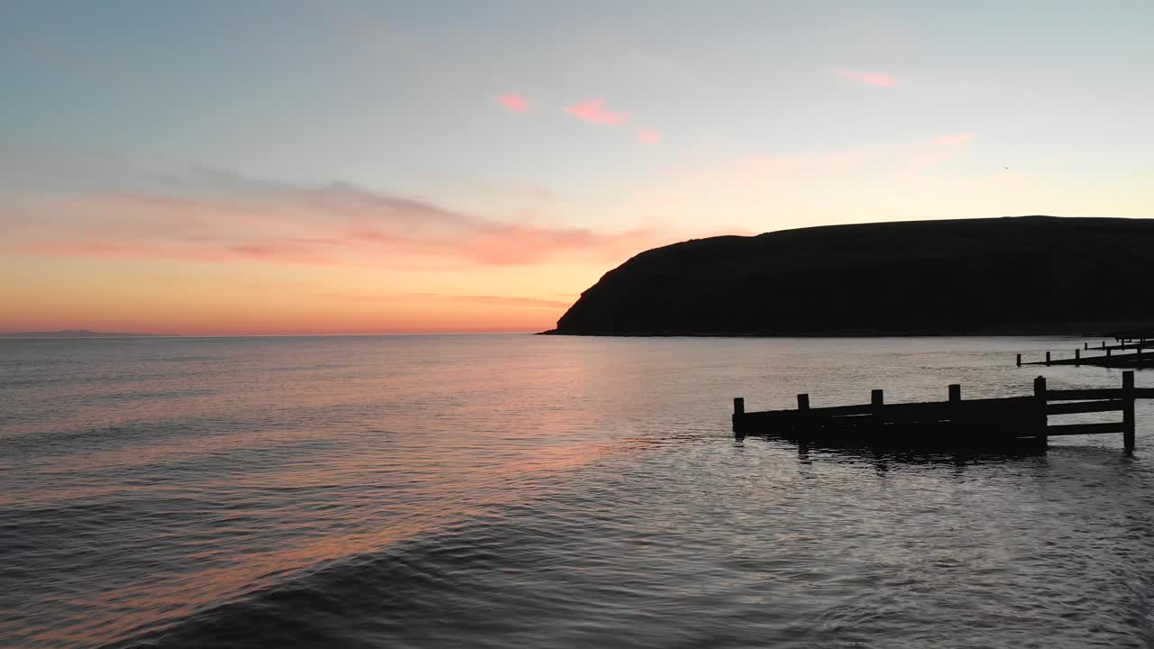 일몰 때 해발 저고도로 비행하는 드론