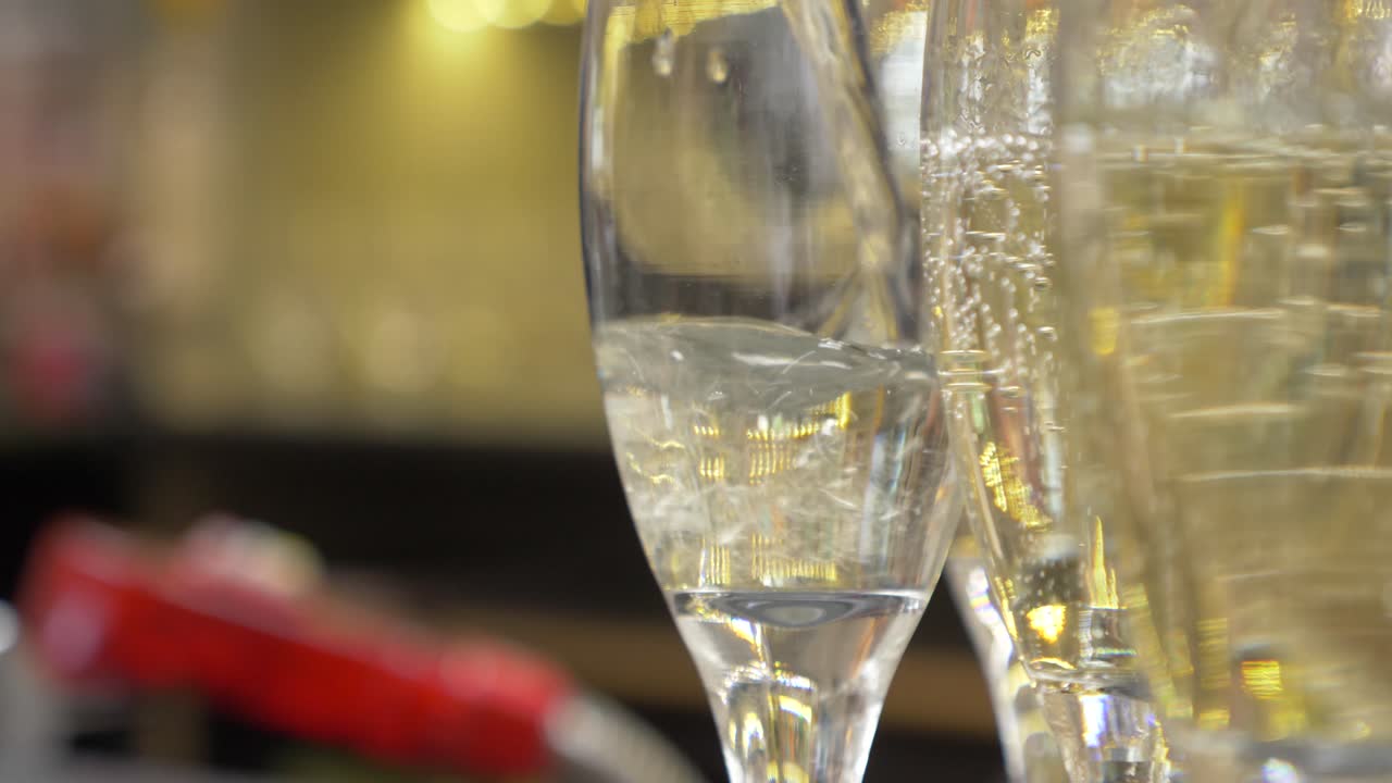 유리에 샴페인을 따르고