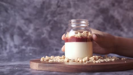 panna cotta con migas de fresa
