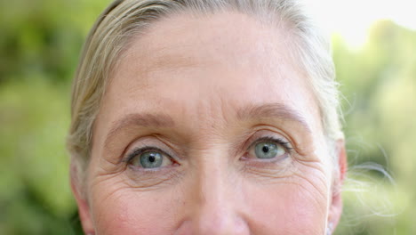 primer plano de los ojos de una mujer caucásica anciana