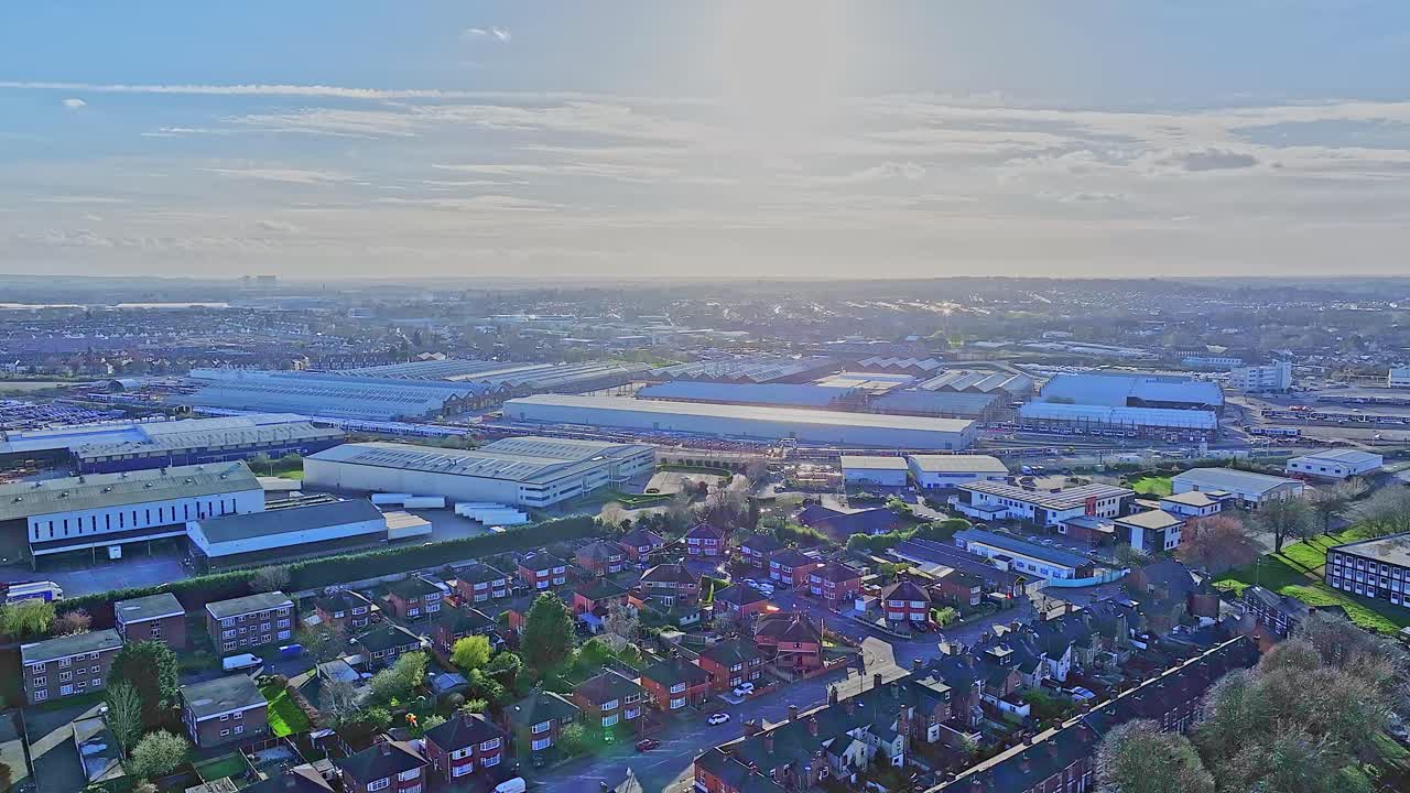 영국 더비의 철도와 인접한 창고와 오두막의 지붕을 포착하는 광각 촬영