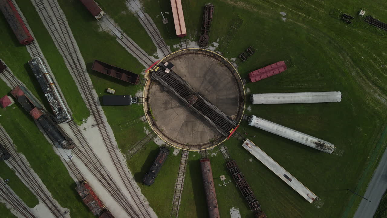 철도 턴테이블이 있는 오래된 기차 마당