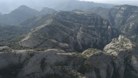 vistas aéreas de una montaña rocosa