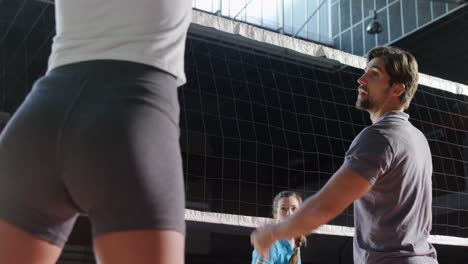 jugadores de voleibol jugando voleibol en la cancha 4k