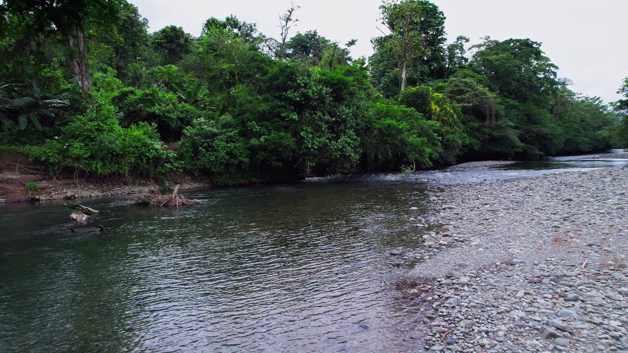 drone sobrevuela el río caloveborita en el distrito de santa fe en la provincia de veraguas, panamá