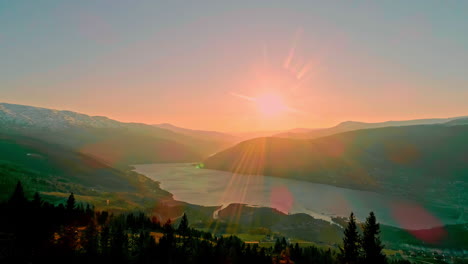 Toma-Aérea-De-Drones-Hacia-Atrás-Del-Fiordo-Noruego-Durante-El-Amanecer-Desde-Detrás-De-La-Cordillera-En-Noruega