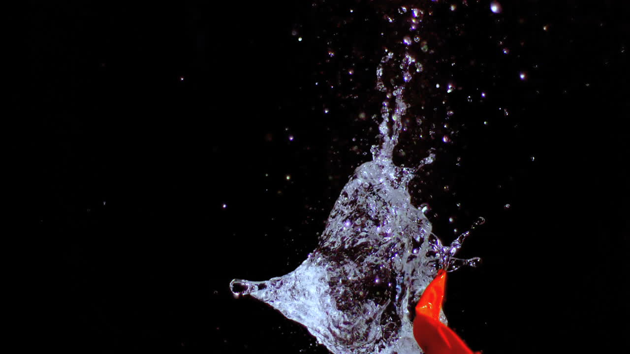 누군가 물 풍선을 터뜨리고 있습니다.