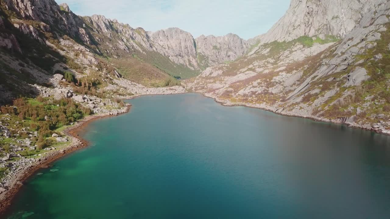 drone delantero disparó sobre el mar con escarpados acantilados rocosos alrededor de pt